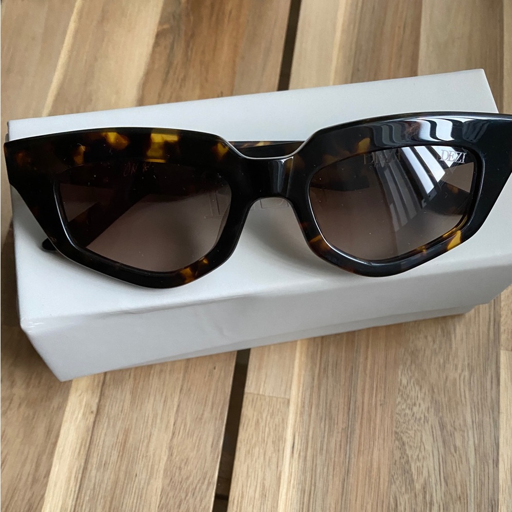 DEZI On Read Sunglasses